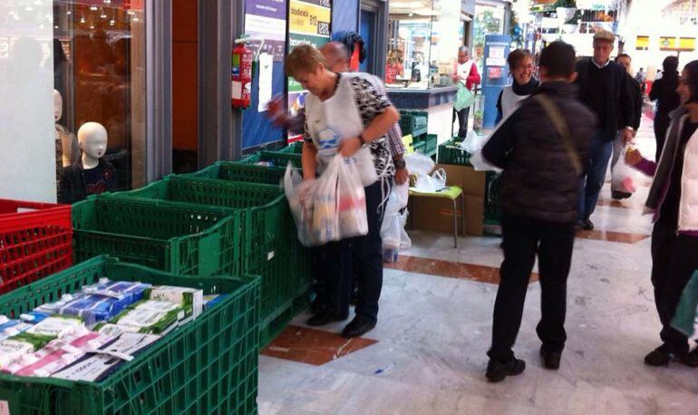 Personas que acuden a un Banco de Alimentos