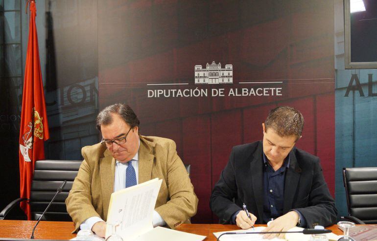 El director general del Albacete Balompié, Santiago Pozas (izda.), y el presidente de la Diputación de Albacete, Santiago Cabañero (dcha.)