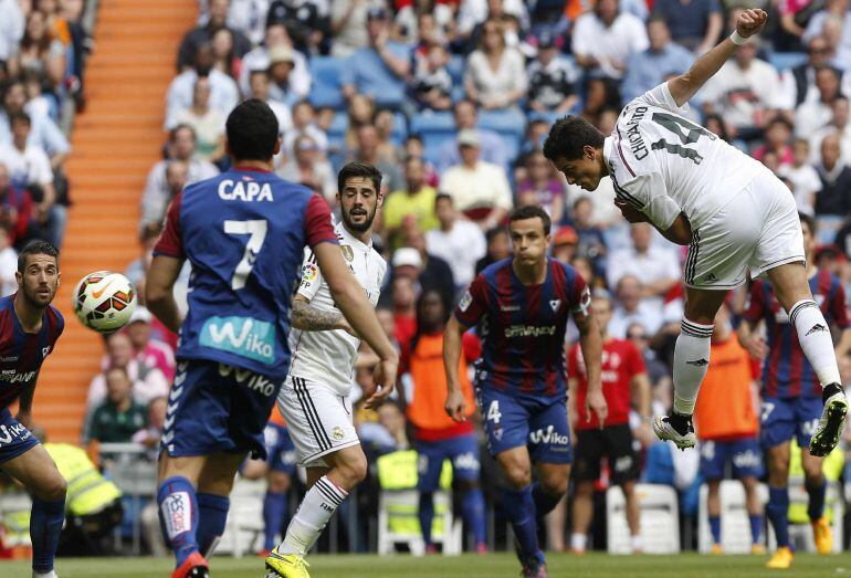 GRA201. MADRID, 11/04/2015.- El delantero mexicano del Real Madrid Javier Hernández &quot;Chicharito&quot; (d) remata de cabeza ante los jugadores del Eibar durante el partido de la trigésima primera jornada de liga de Primera División disputado esta tarde en el estadio Santiago Bernabéu. EFE/Paco Campos