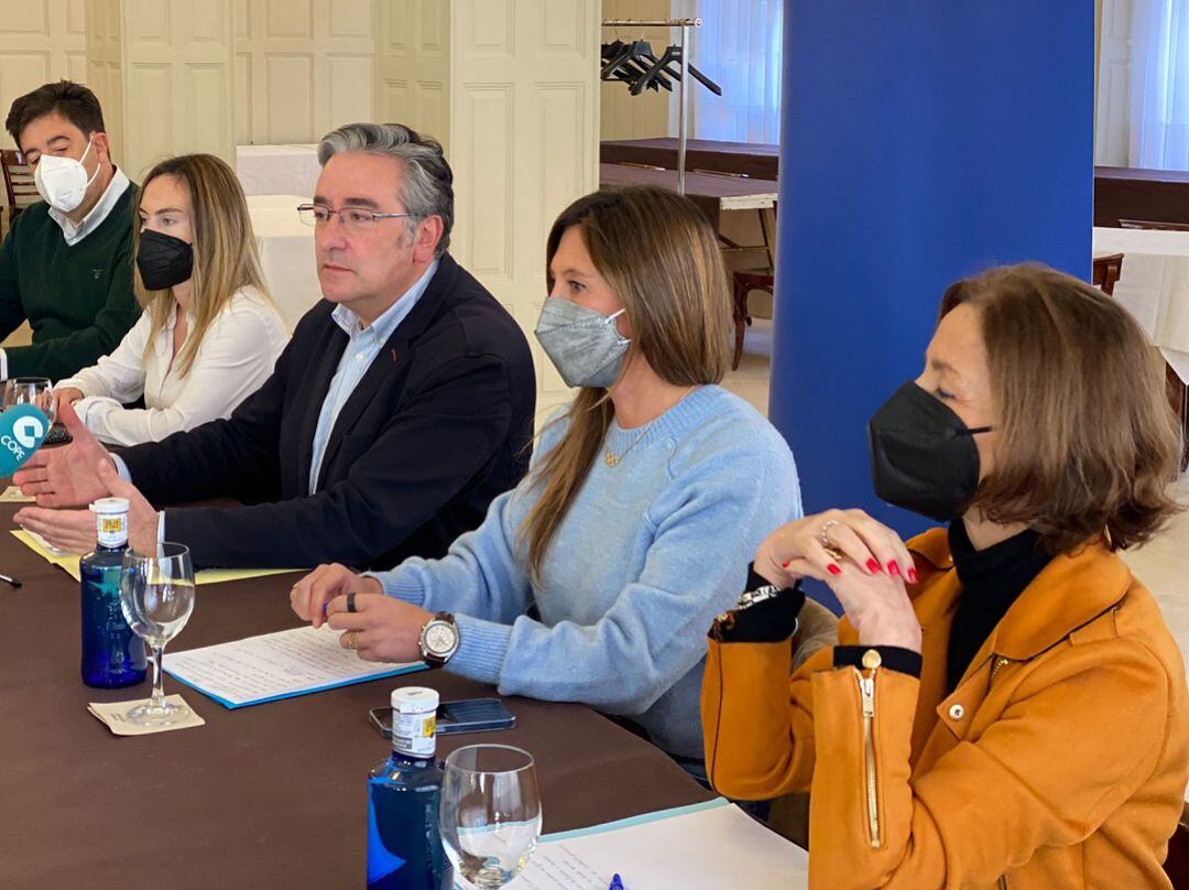 Pablo González junto a las concejalas Ángela Pumariega y Ángeles Fernández-Ahúja.