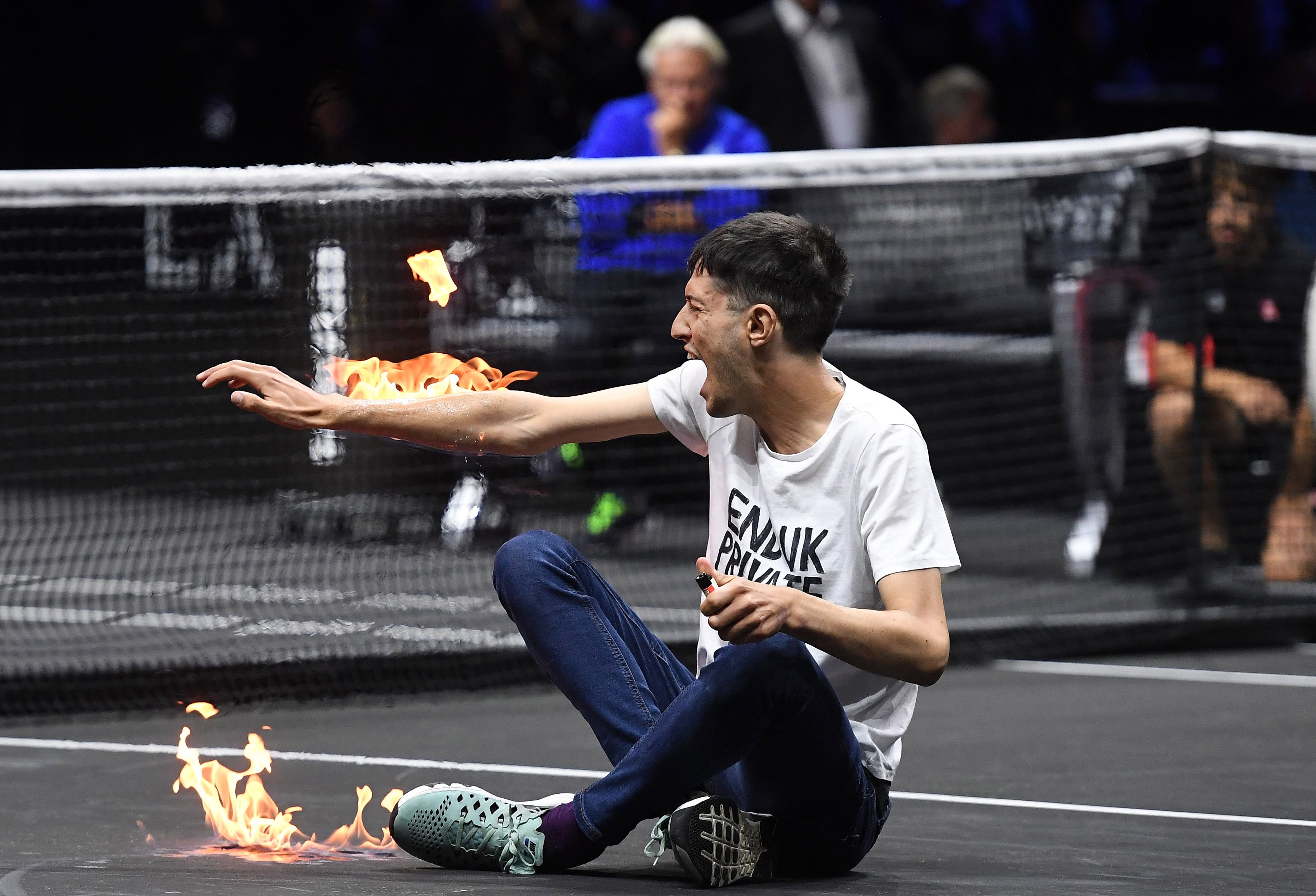 Un hombre salta a la pista de la Laver Cup para protestar por los vuelos privados en Reino Unido