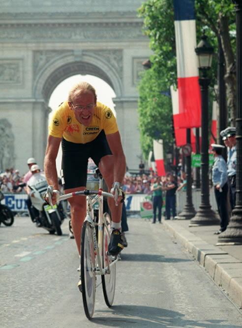 Laurent Fignon, que ha fallecido hoy a los 50 años, en una imagen en los Campos Elíseos durante el Tour de 1989