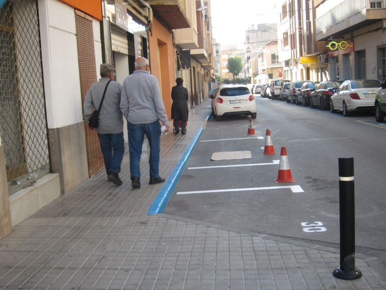 A las obras se le suma la zona azul gratuita que restringe el aparcamiento