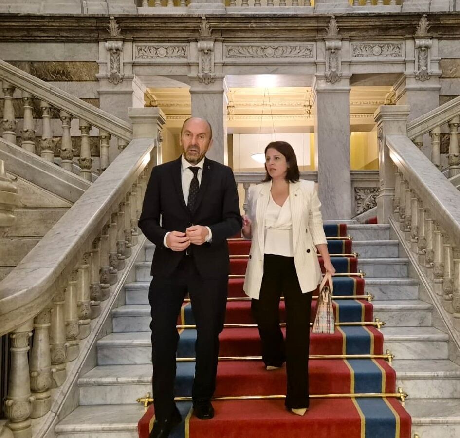 La delegada del Gobierno ha entrado de lleno en el cuerpo a cuerpo político, en plena ronda de visitas institucionales. En la foto, este lunes con el presidente de la Junta General, Juan Cofiño.