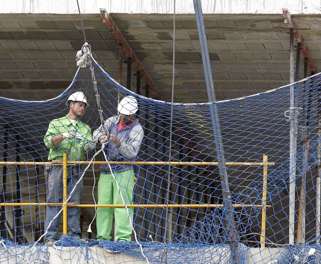 Dos trabajadores en una obra. 