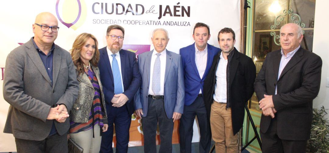 Representantes empresariales y políticos en la presentación de la Sociedad Cooperativa Andaluza Ciudad de Jaén.