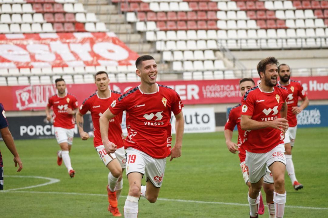 Alberto Toril celebra el gol de la victoria ante el Yeclano