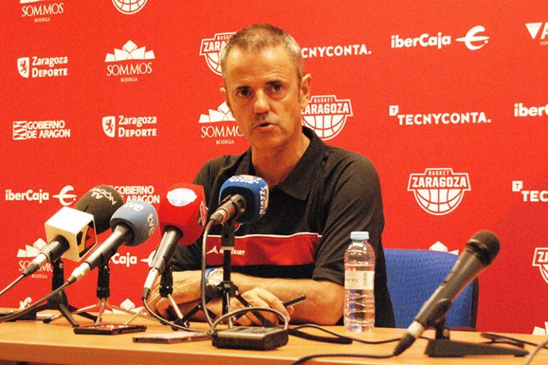 Porfirio Fisac, entrenador del Tecnyconta Zaragoza, en rueda de prensa a 24 horas de comenzar los entrenamientos en pista con el equipo