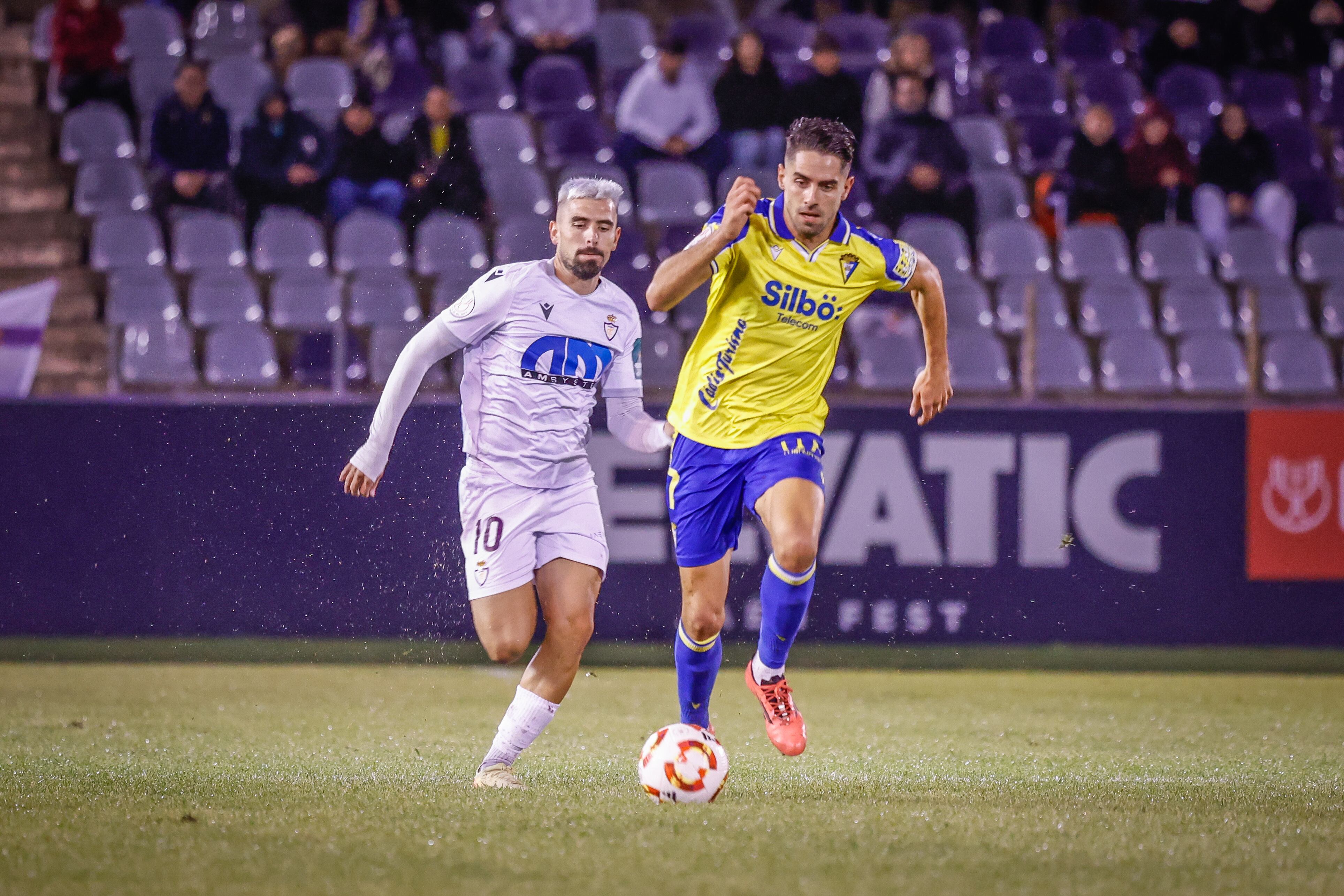 Rubén Sobrino avanza con el balón en el partido de Copa del Rey ante el Real Jaén.