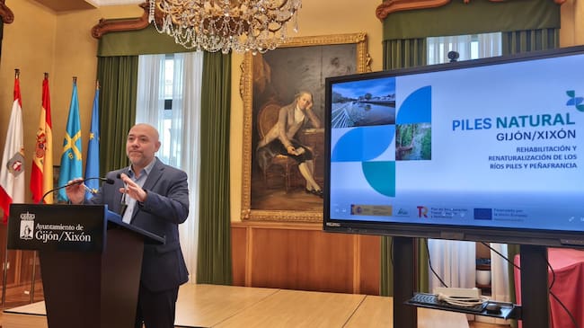 Rodrigo Pintueles, concejal Medioambiente Gijón, durante la presentación de los datos.