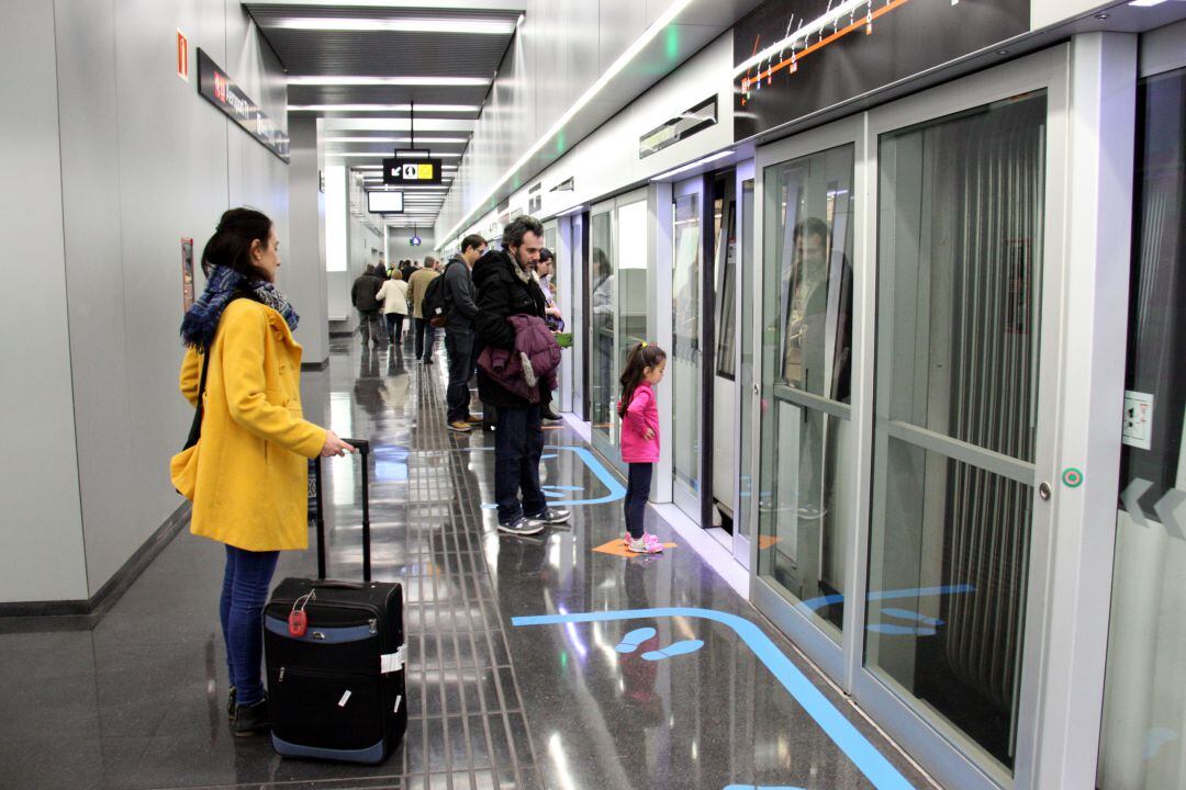 Primers passatgers de la Línia 9 el febrer de 2016