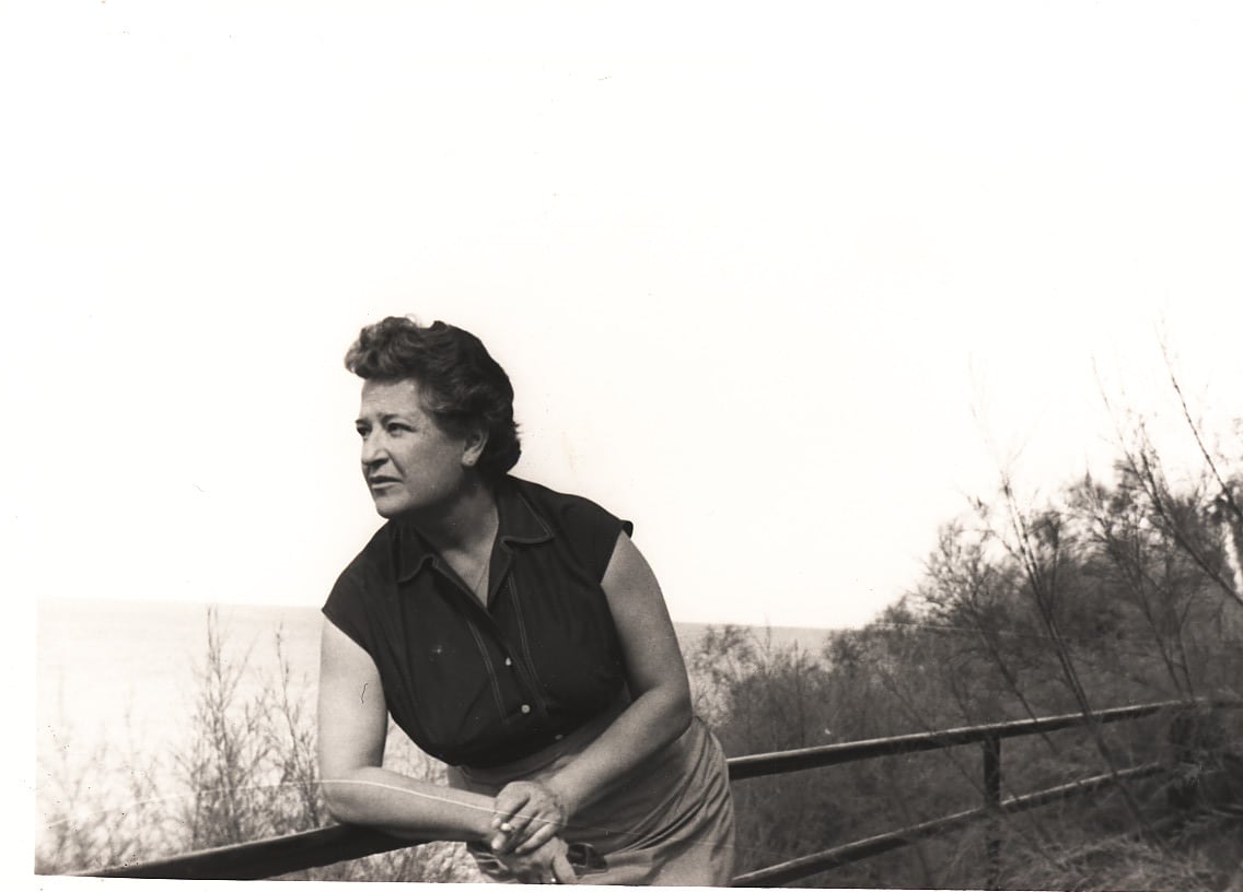 Carmen Conde apoyada en la barandilla de los Jardines de Piquío, Santander, en septiembre de 1957 (PCCAO).