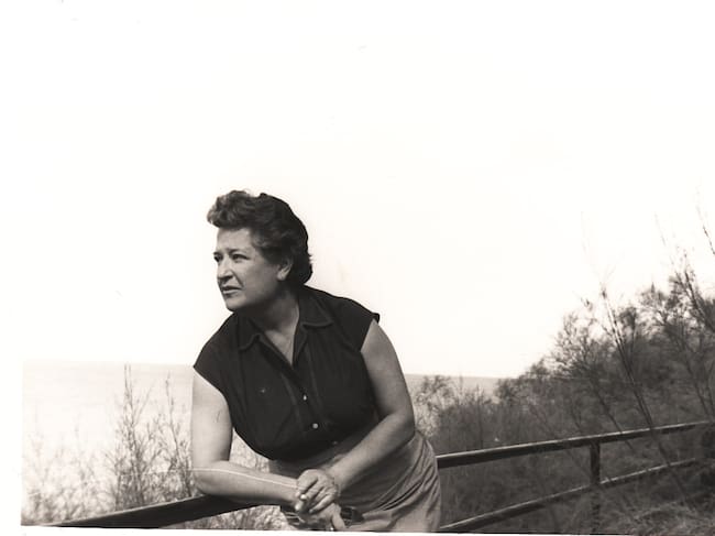 Carmen Conde apoyada en la barandilla de los Jardines de Piquío, Santander, en septiembre de 1957 (PCCAO).