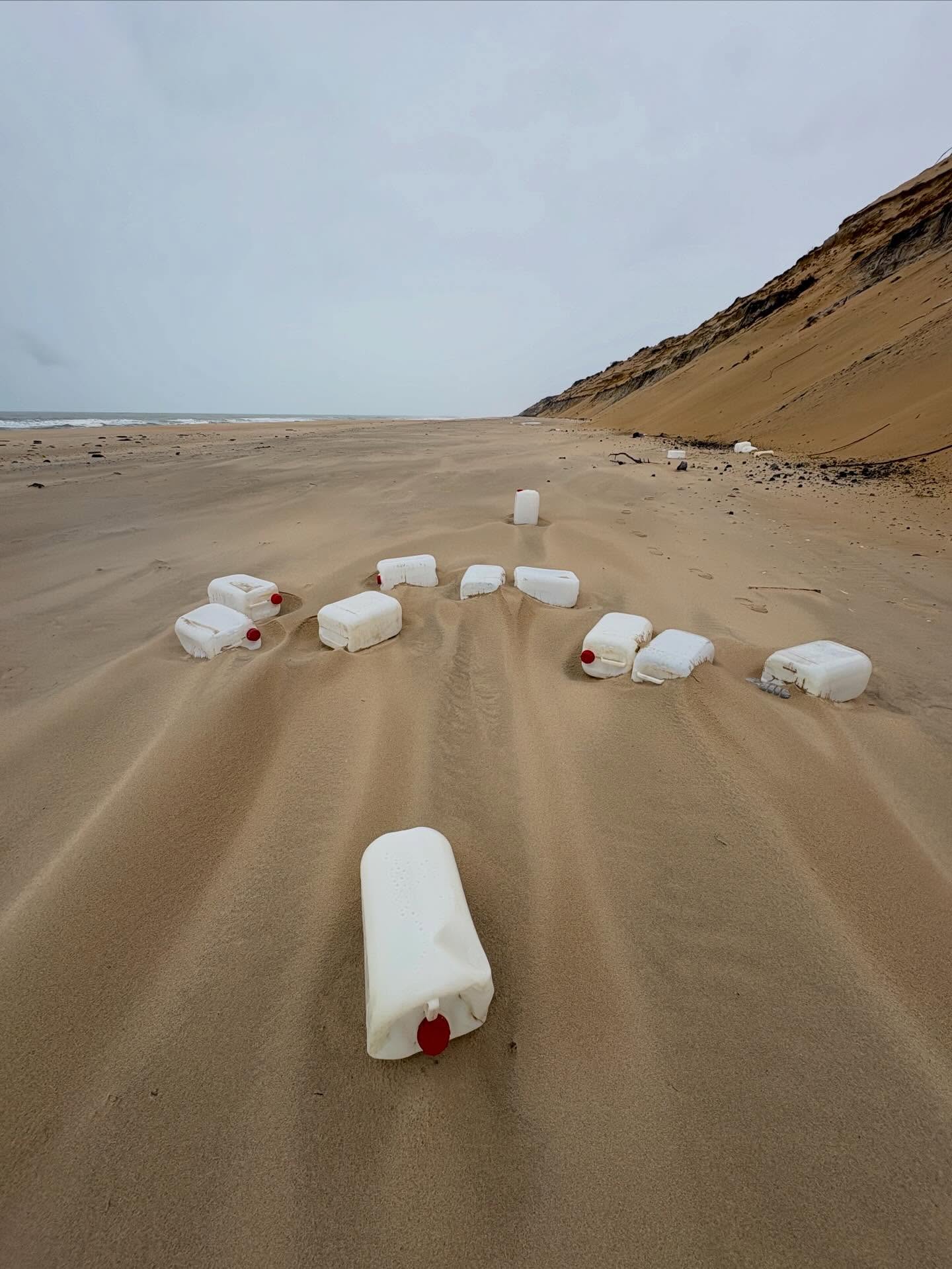 Basura en las playas de Doñana. Enrique Herrero (Quique Bolsitas)