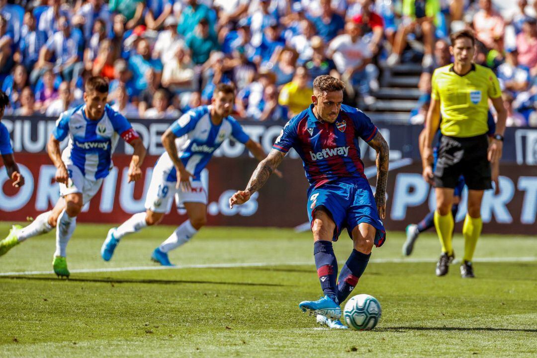 Roger remata a gol el polémico penalti