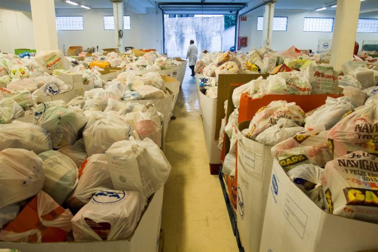 Las bolsas inundan la nave del Banco de Alimentos