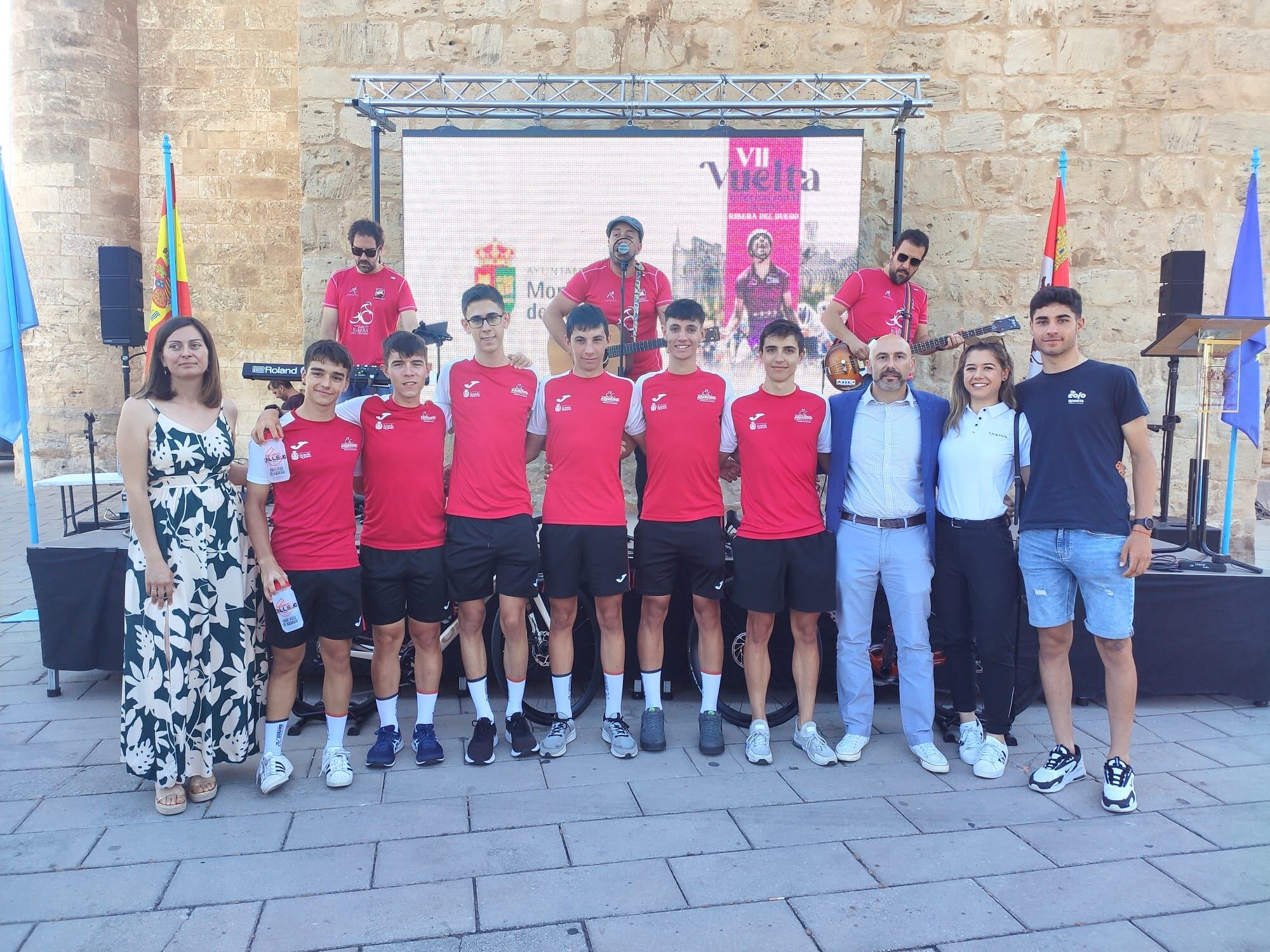 La representación del ciclismo arandino ha estado presente en la presentación junto a las autoridades y responsables de la prueba durante la presentación celebrada en el entorno de la iglesia de San Juan