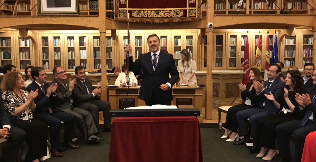 Darío Dolz tras recibir el bastón de mando como nuevo alcalde de la ciudad de Cuenca.