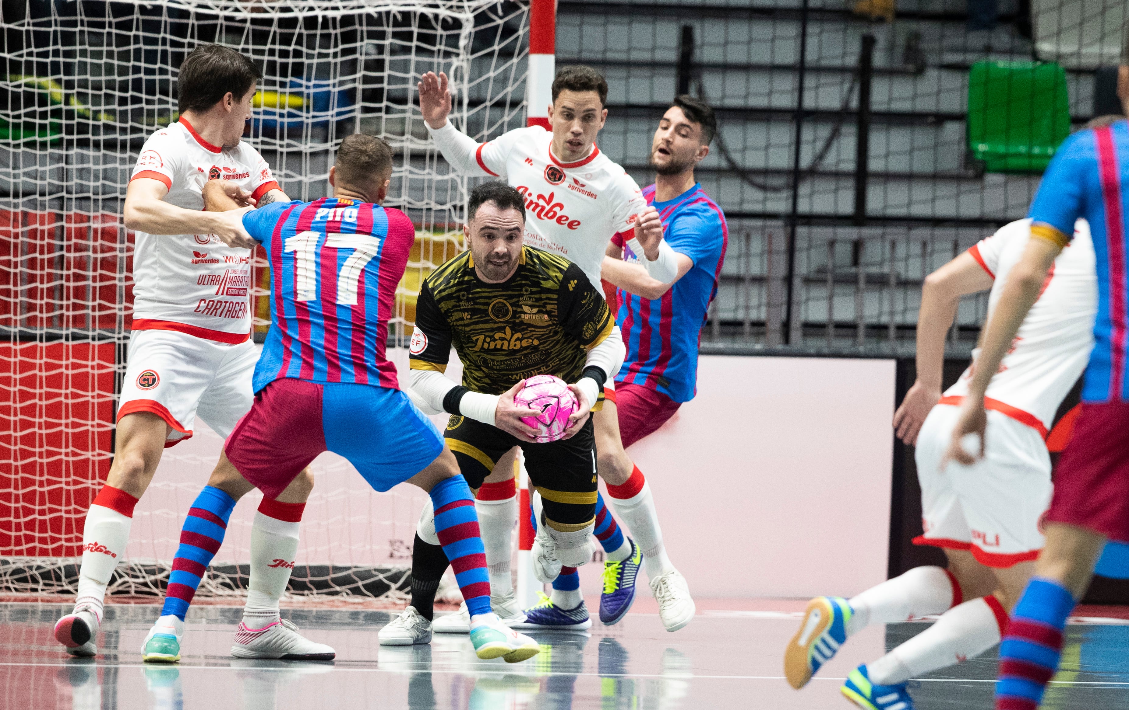 Chemi trata de jugar rápido durante el partido