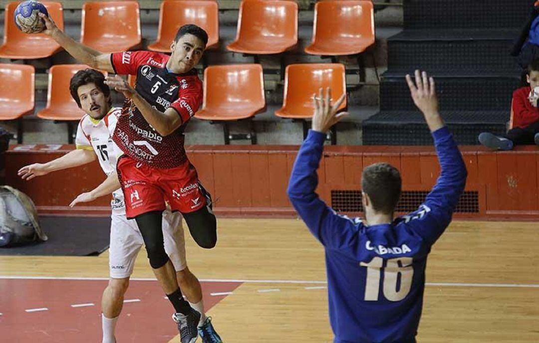 El extremo arandino con la camiseta de su reciente equipo, el San Pablo Burgos.