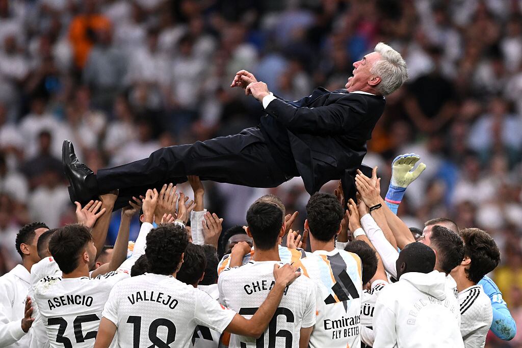 Carlo Ancelotti manteado por sus jugadores