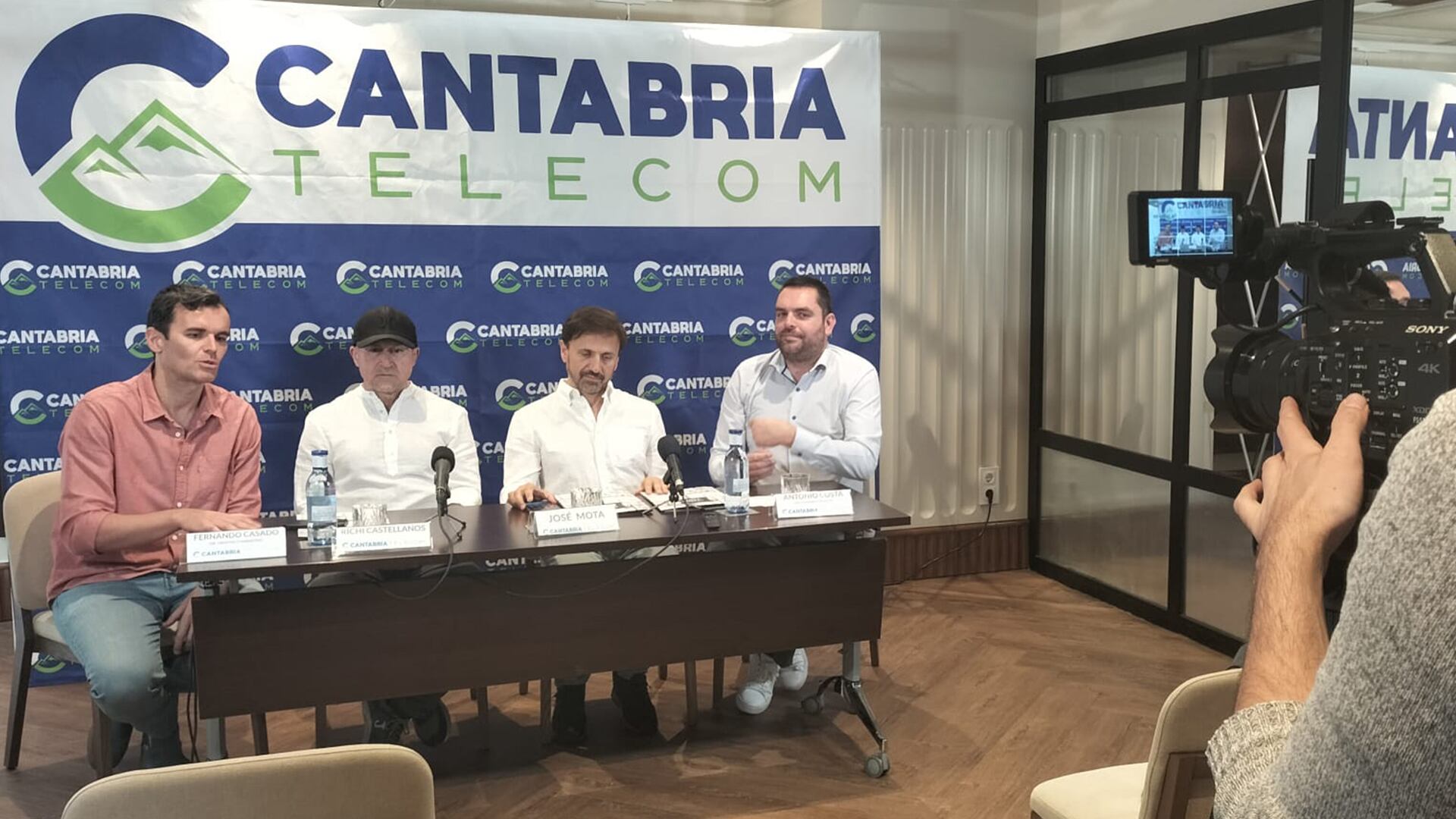 Un momento de la rueda de prensa en la que se anuncia la renovación del Vínculo José Mota-Cantabria Telecom