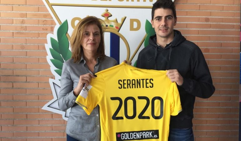 Jon Ander Serantes posa junto con la presidenta del club, Victoria Pavón, tras firmar la renovación del guardameta