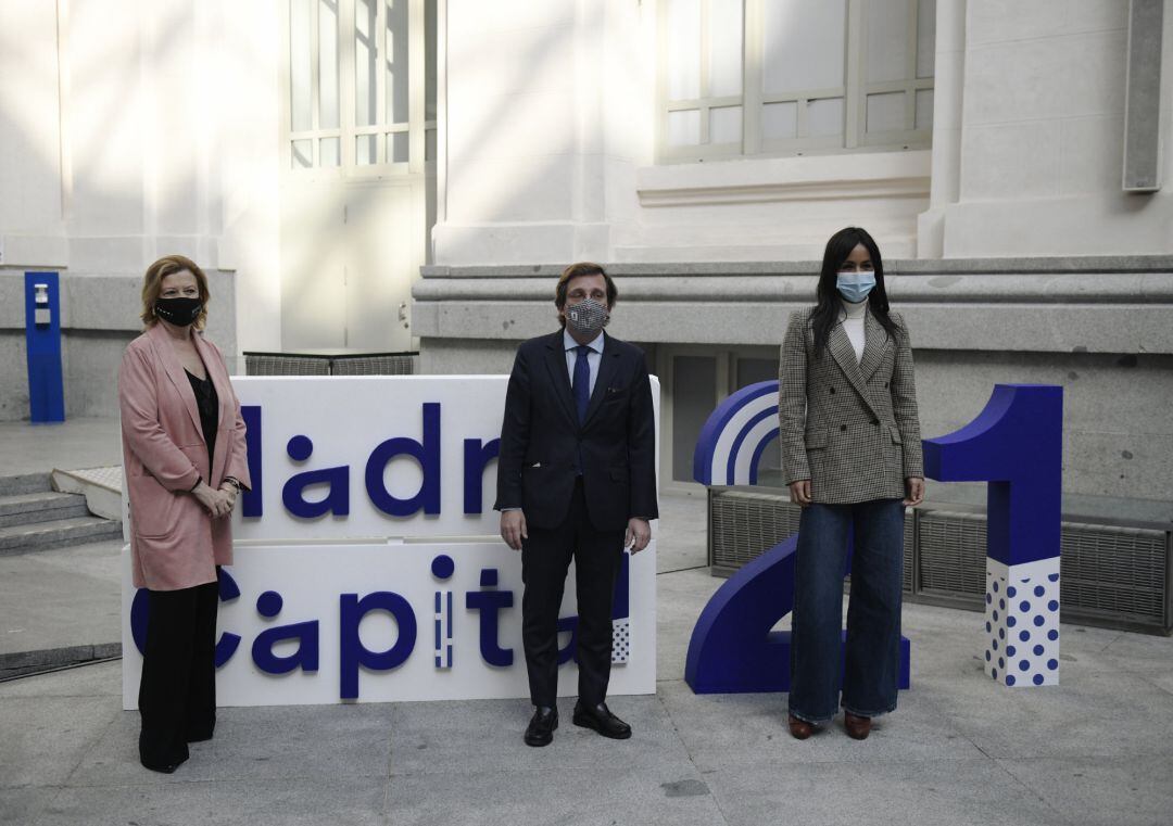 El alcalde de Madrid, José Luis Martínez-Almeida (centro), acompañado de la vicealcaldesa, Begoña Villacís (d), y de la delegada de Obras y Equipamientos, Paloma García Romero (i), durante la presentación de &#039;Madrid Capital 21&#039;, el Plan de Equipamientos d