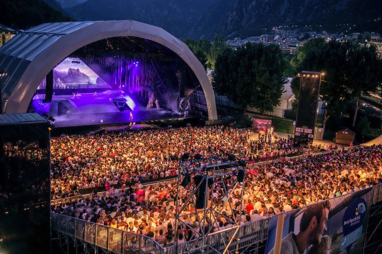 Públic assistir a una de les funcions de Cirque du Soleil