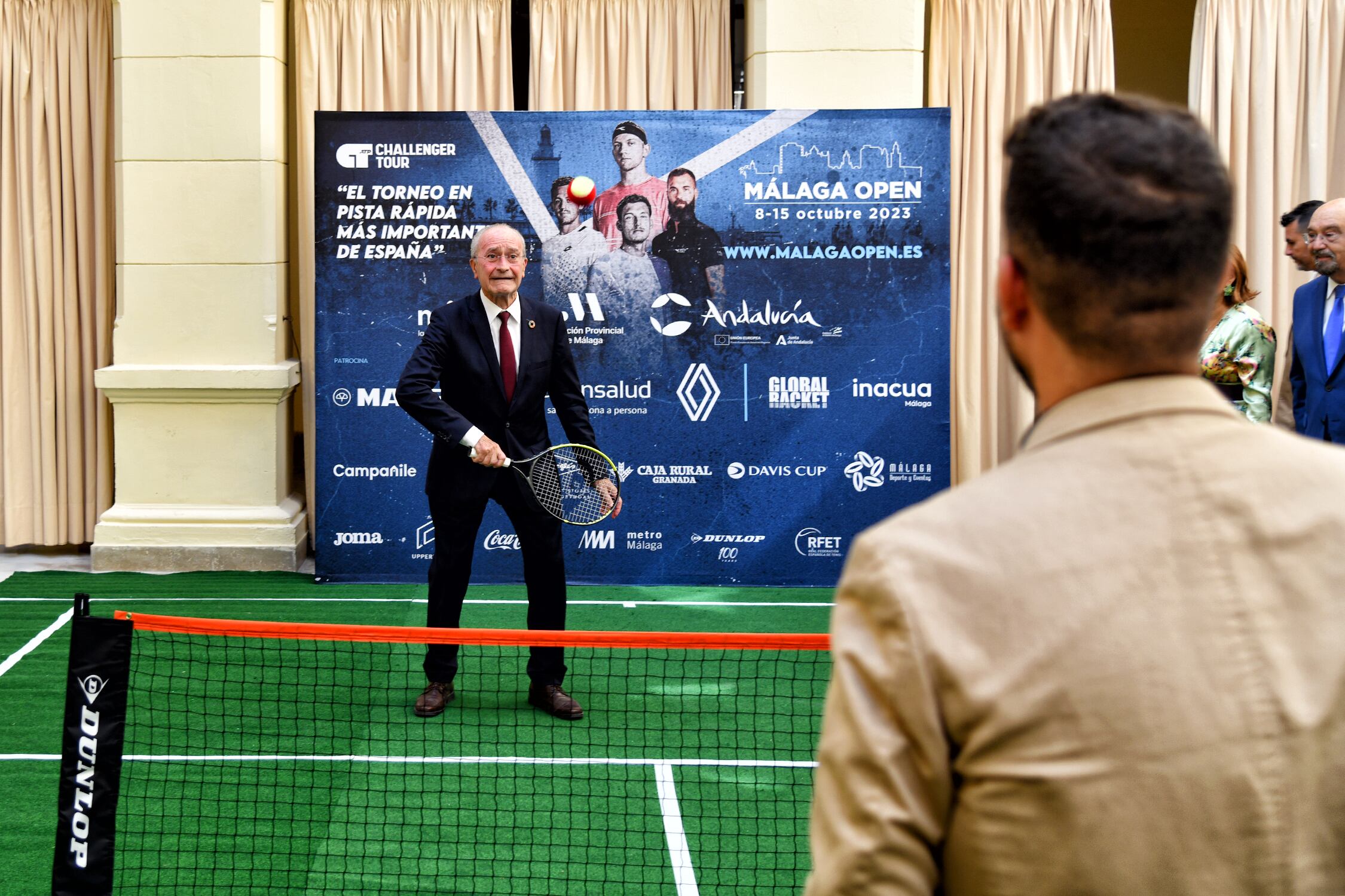 El Alcalde de Málaga Francisco de la Torre peloteando en la presentación del el ATP 125 Málaga Open