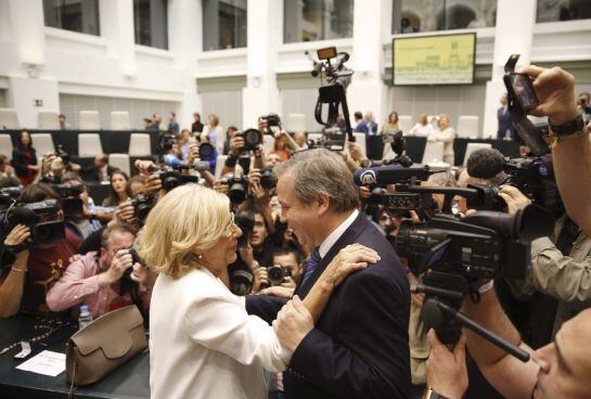 Manuela Carmena, cabeza de lista de Ahora Madrid al Ayuntamiento de Madrid, saluda al candidato socialista, Antonio Miguel Carmona.