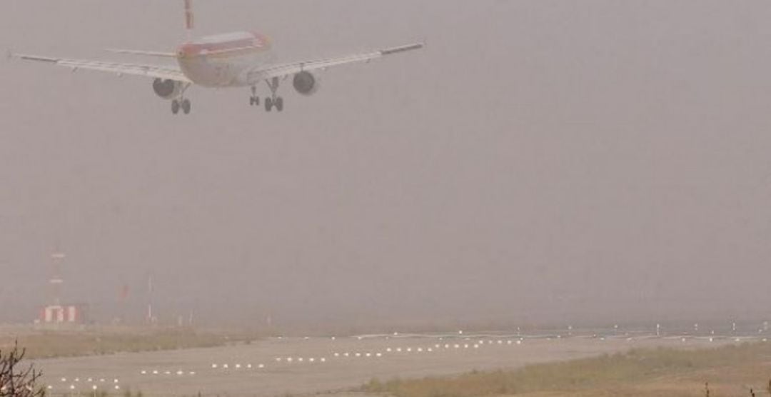 Un avión desviado por la niebla