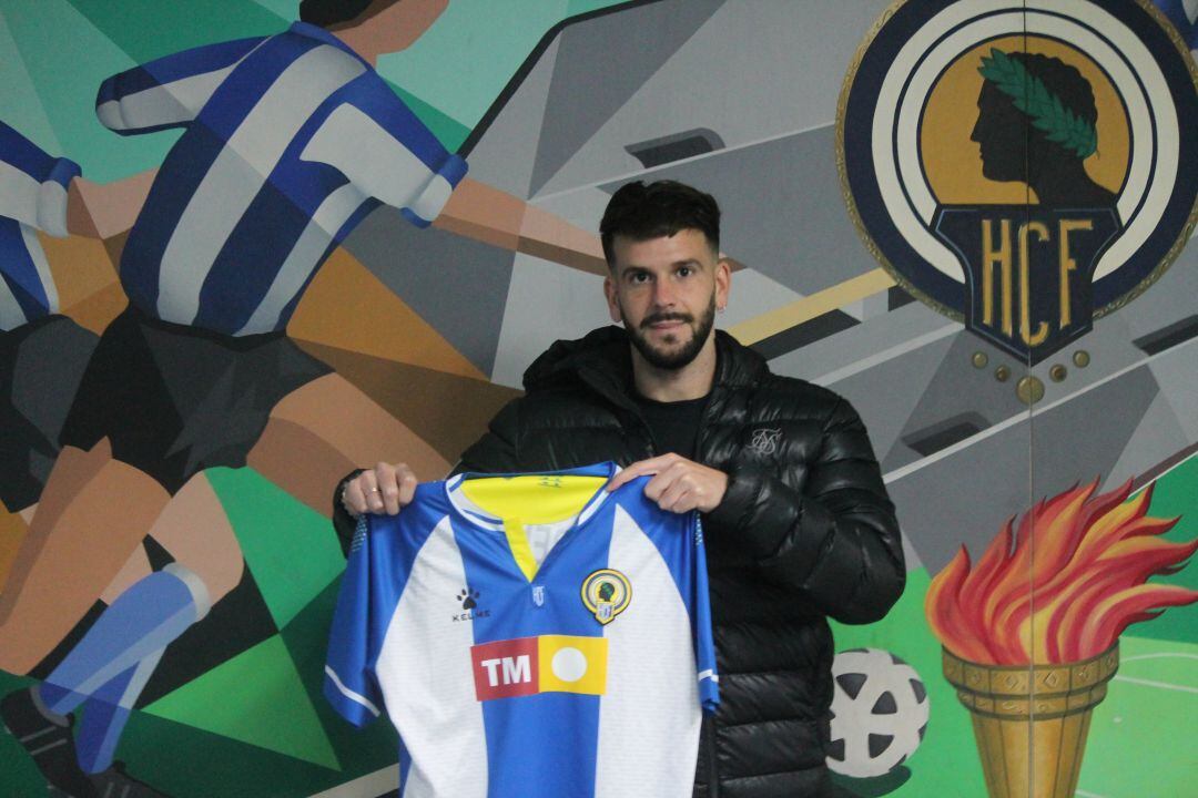 Raúl Ruiz posa con la camiseta del Hércules en el Rico Pérez