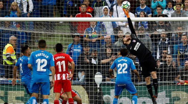 Oblak realiza una parada durante el partido ante el Getafe