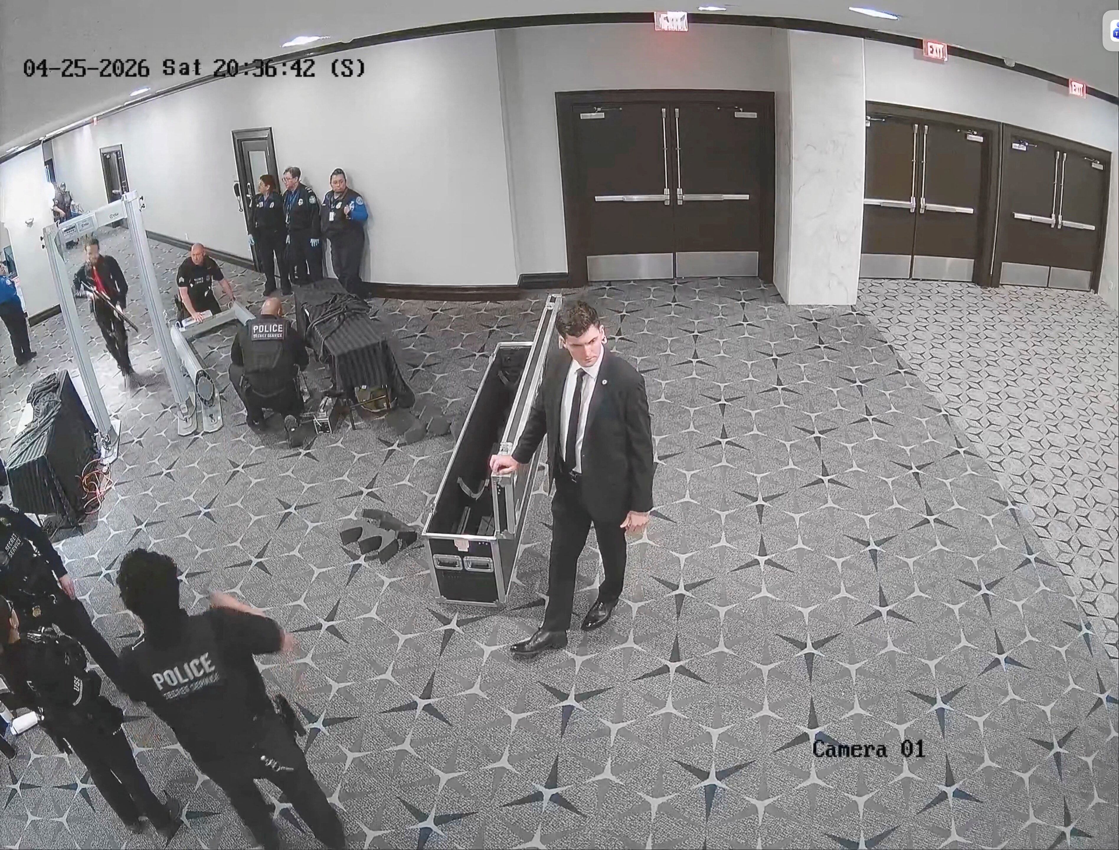 Imágenes de las cámaras de seguridad del sospechoso del tiroteo en la cena de la Asociación de Corresponsales de la Casa Blanca, Cole Tomas Allen