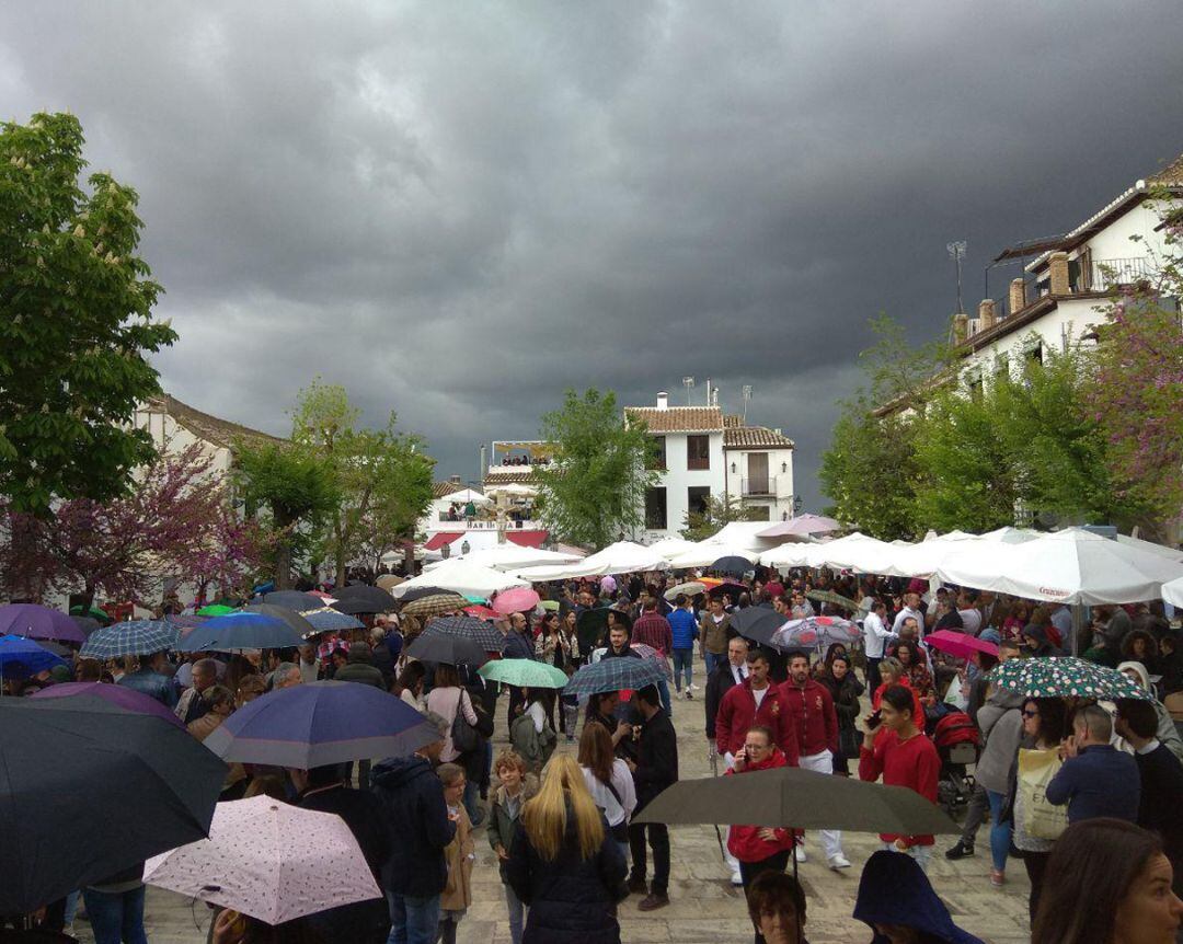 La Plaza de San Miguel Bajo, muy concurrida a la espera de la salida (frustrada por la lluvia) de la hermandad de La Aurora