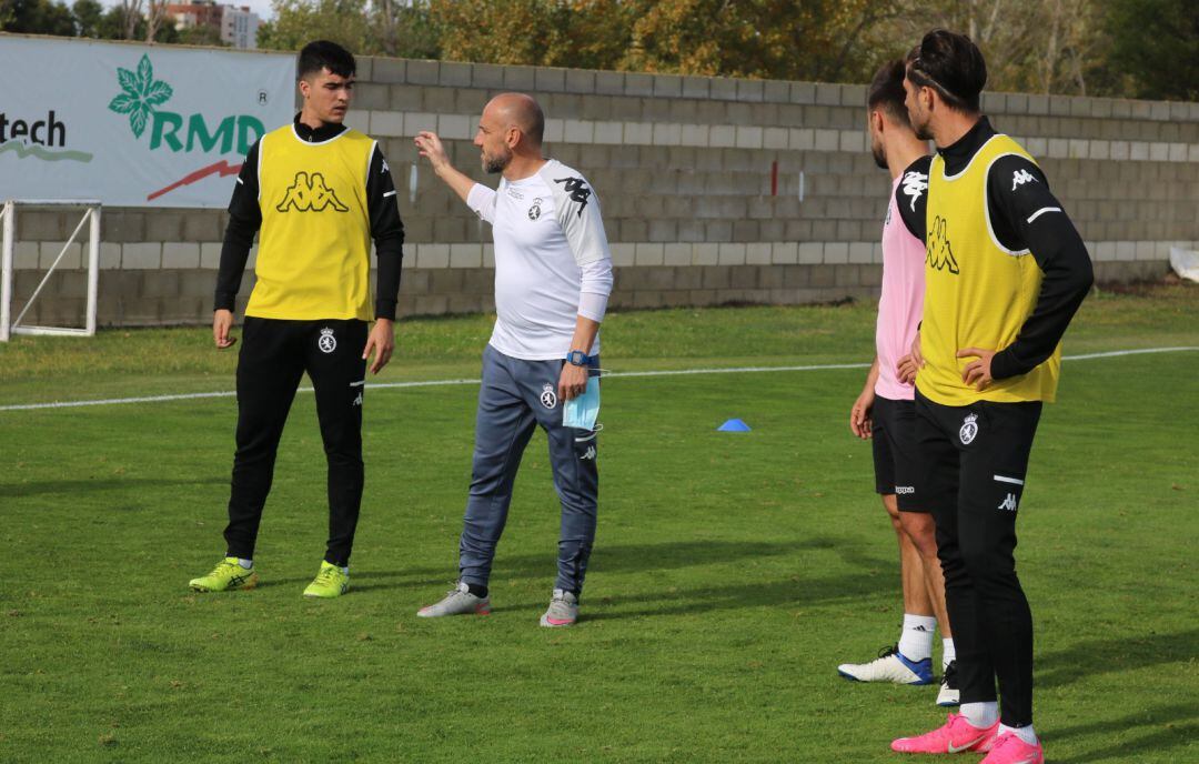 Cabello da instrucciones durante un entrenamiento de la semana