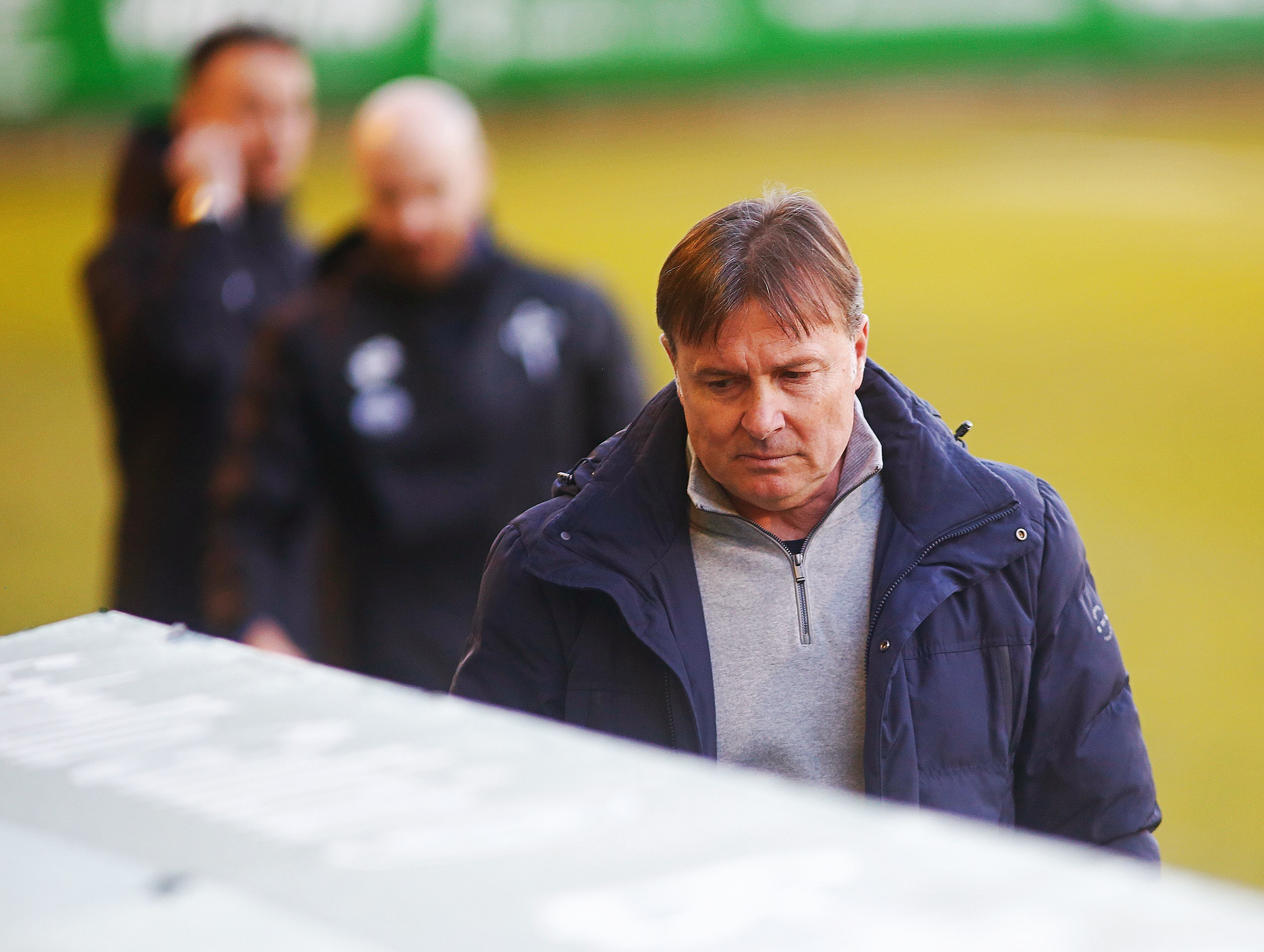 Cristóbal Parralo, entrenador del Racing, en el banquillo del estadio de A Malata durante el partido ante el Fuenlabrada (foto: Raúl Lomba / Cadena SER)