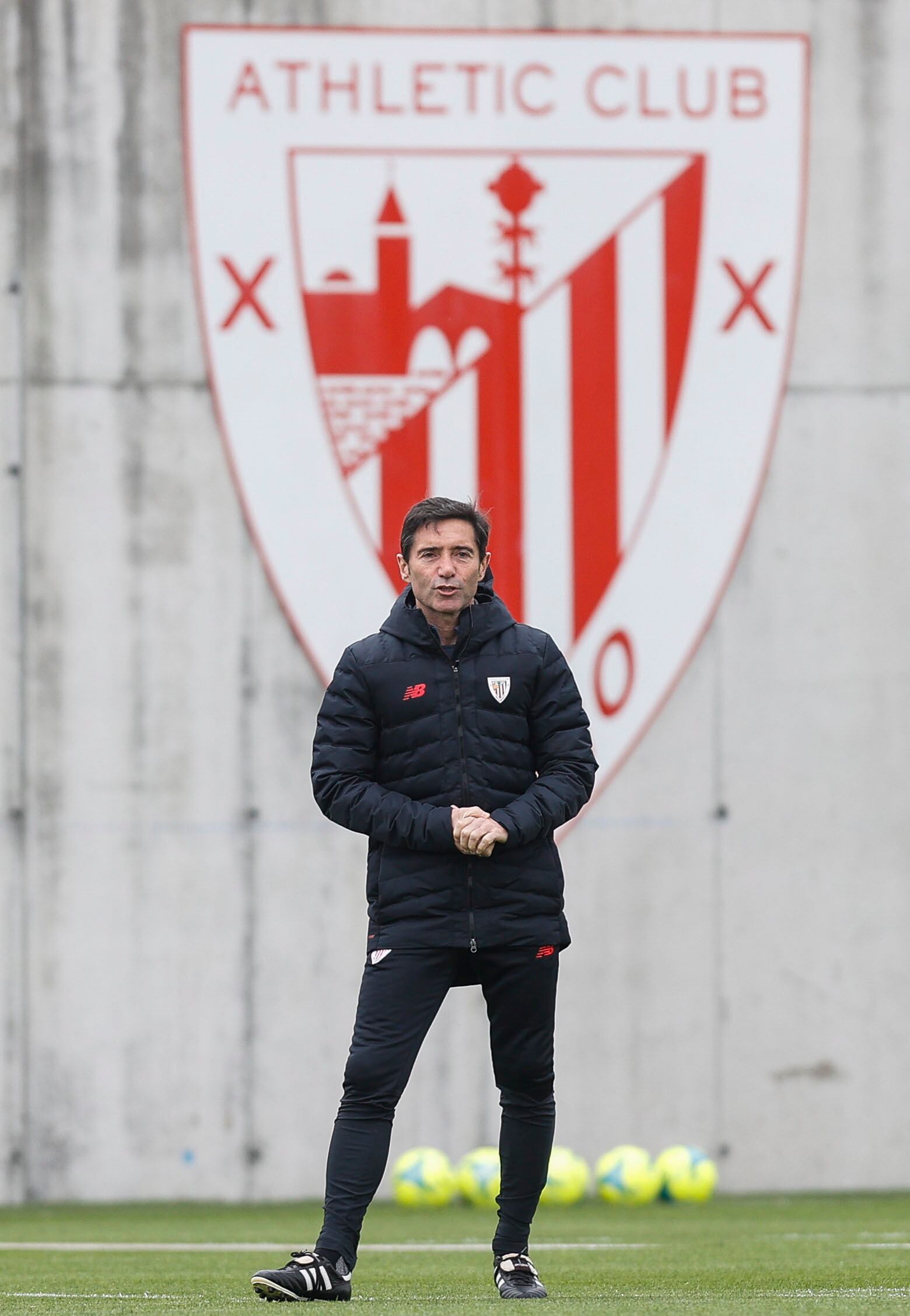 LEZAMA (BIZKAIA), 04/05/2022.- El entrenador del Athletic de Bilbao, Marcelino García Toral, supervisa el entrenamiento con el que el club rojiblanco ha preparado este miércoles el partido liguero del sábado ante el Valencia en San Mamés. EFE/Miguel Toña
