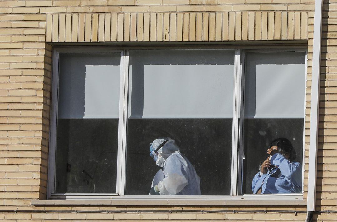 Un sanitario con un EPI y una enferma en el Hospital Antiguo de la Fe en Valencia (España), a 2 de febrero