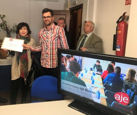 Chelo Costa recogió el reconocimiento a su trabajo en apoyo a los jóvenes empresarios dese el Hoy por Hoy provincial