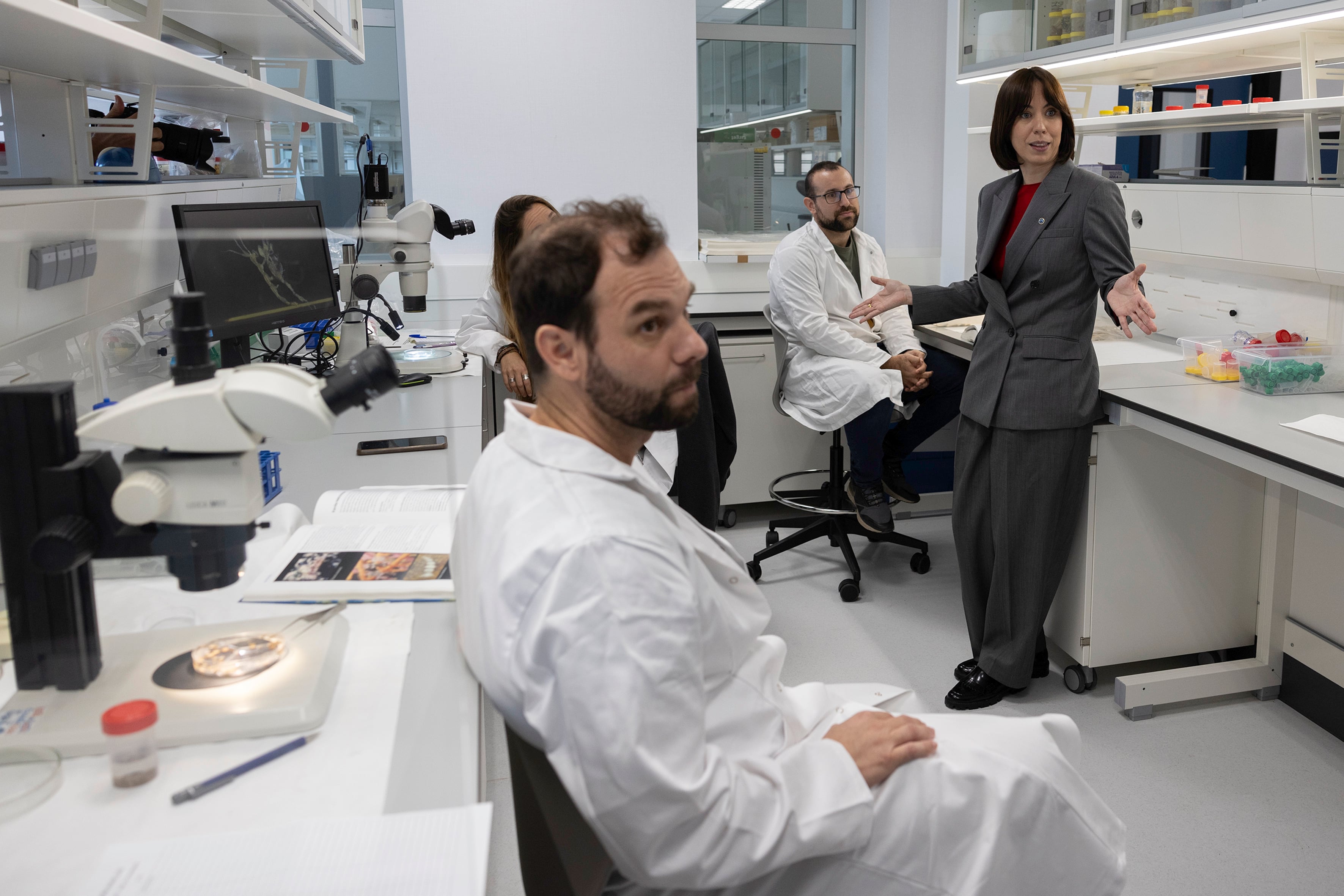 GRAFAND4113. MÁLAGA, 23/10/2024.-La ministra de Ciencia, Innovación y Universidades, Diana Morant (d) durante la visita realizada a un laboratorio durante la inauguración de la nueva sede del Centro Ocenográfico de Málaga IEO-CSIC, dedicado a la investigación en ciencias del mar, especialmente en lo relacionado con el conocimiento científico del océano, la sostenibilidad de los recursos pesqueros y el medio ambiente marino. EFE/Jorge Zapata
