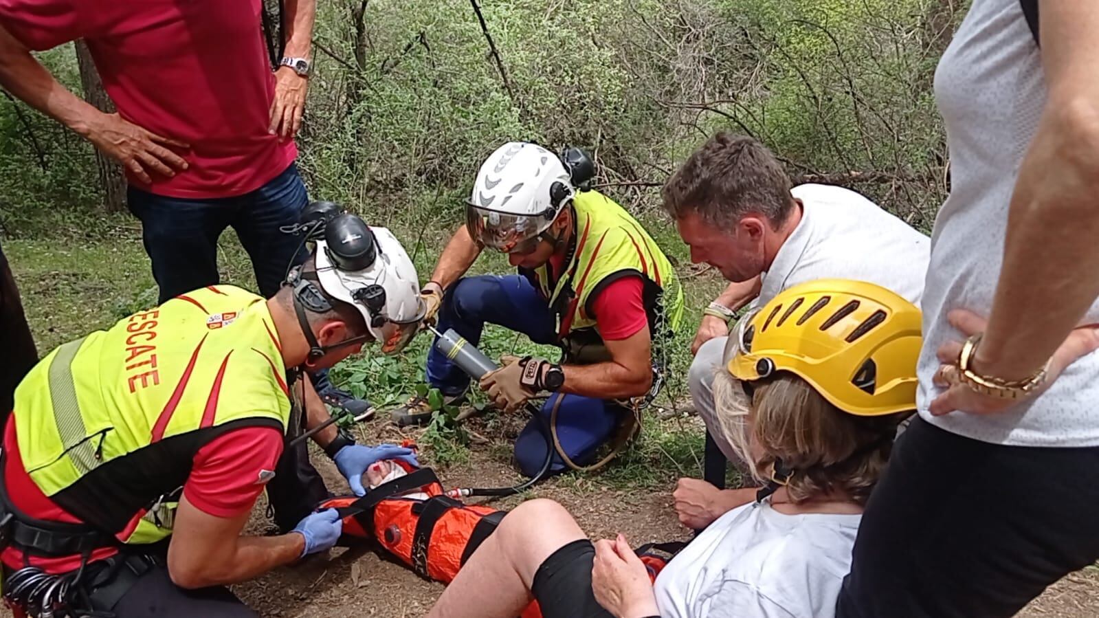 Evacuan en helicóptero a una senderista en la zona de Chorro Grande en La Granja. Fotografía : Protección Civil de La Granja