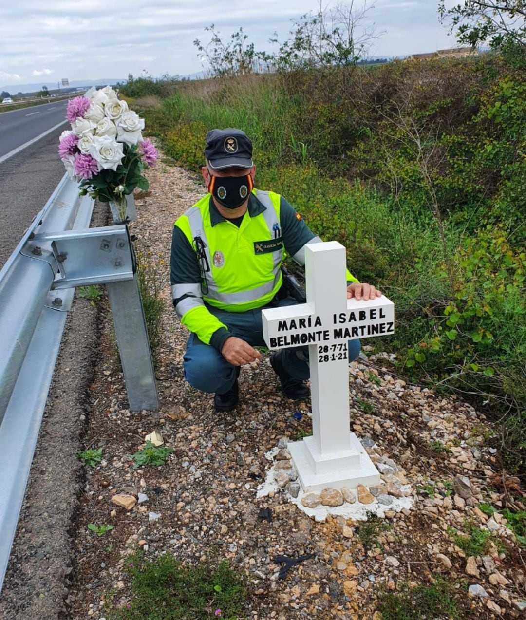 José Luis Vallés, agente de la Guardia Civil de la Agrupación de Tráfico del destacamento de Cartagena, ha instalado una cruz en recuerdo de Maria Isabel Belmonte, víctima de accidente laboral in itinere a la que él atendió