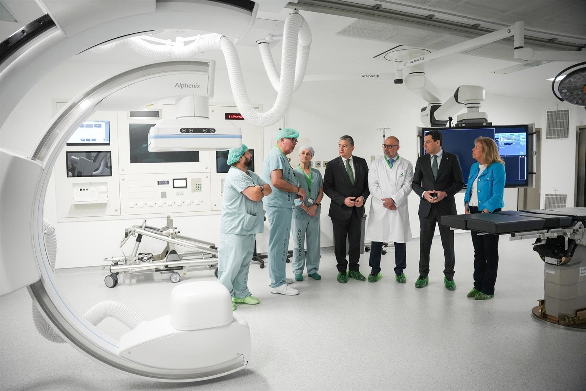 El presidente de la Junta de Andalucía, Juanma Moreno (2d), junto al consejero de Sanidad, Presidencia y Emergencias, Antonio Sanz (4i), visita las nuevas instalaciones del Hospital Universitario Costa del Sol tras su inauguración. A 3 de marzo de 2026 en Marbella, Málaga (Andalucía, España). Las nuevas instalaciones del Hospital Universitario Costa del Sol acogen, desde hoy tres de marzo, el área de Admisión y Atención a la Ciudadanía, Consultas Externas y Farmacia Hospitalaria. Esta nueva ampliación prioriza la cercanía de la asistencia médica a la población, reduciendo los desplazamientos a otras áreas hospitalarias, garantizando la continuidad en la atención y agilizando el acceso a los servicios
