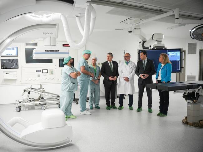 El presidente de la Junta de Andalucía, Juanma Moreno (2d), junto al consejero de Sanidad, Presidencia y Emergencias, Antonio Sanz (4i), visita las nuevas instalaciones del Hospital Universitario Costa del Sol tras su inauguración. A 3 de marzo de 2026 en Marbella, Málaga (Andalucía, España). Las nuevas instalaciones del Hospital Universitario Costa del Sol acogen, desde hoy tres de marzo, el área de Admisión y Atención a la Ciudadanía, Consultas Externas y Farmacia Hospitalaria. Esta nueva ampliación prioriza la cercanía de la asistencia médica a la población, reduciendo los desplazamientos a otras áreas hospitalarias, garantizando la continuidad en la atención y agilizando el acceso a los servicios