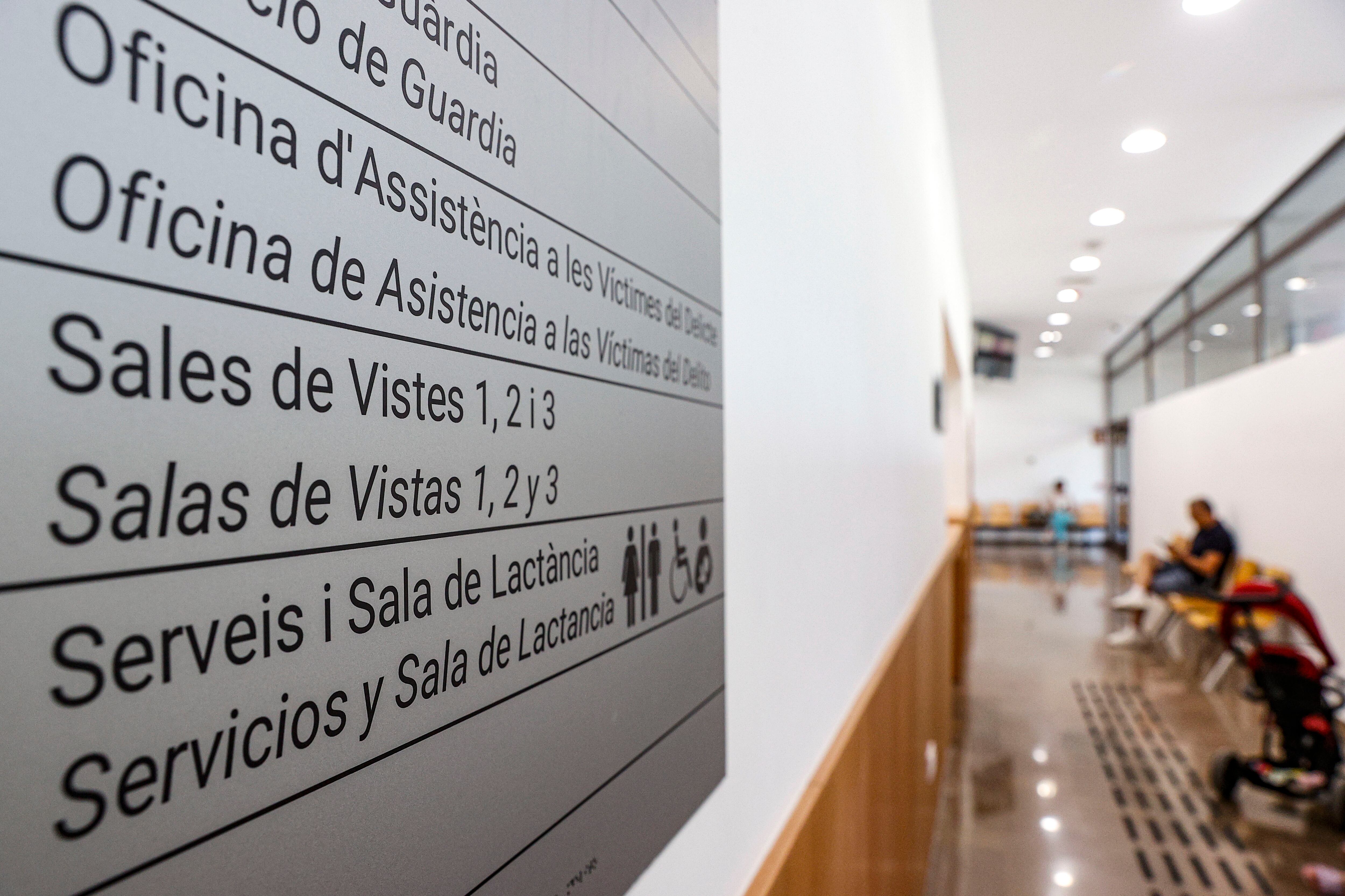 La consellera de Justicia y Administración Pública, Nuria Martínez, visita los juzgados de Catarroja, reabiertos este mes tras haber sido asolados por la DANA del 29 de octubre y uno de los cuales, el de Instrucción número 3, dirige la causa penal sobre la gestión de la catástrofe.