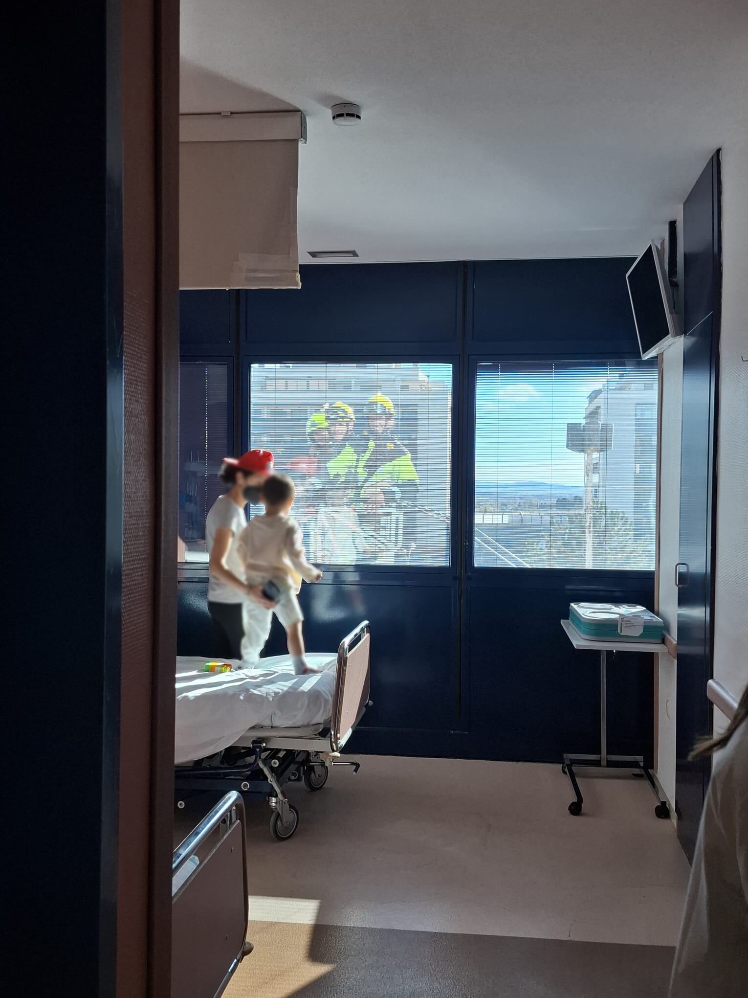 Un pequeño paciente es sorprendido por los bomberos con su escalera