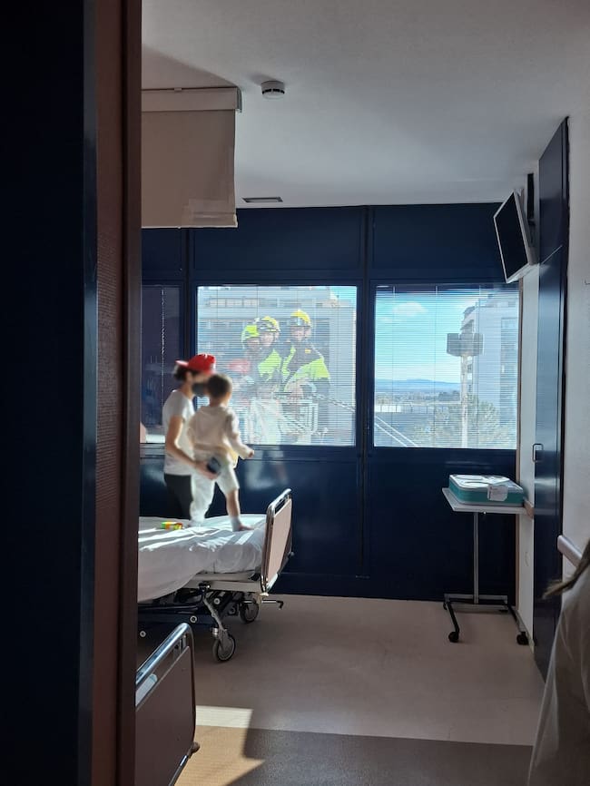 Un pequeño paciente es sorprendido por los bomberos con su escalera