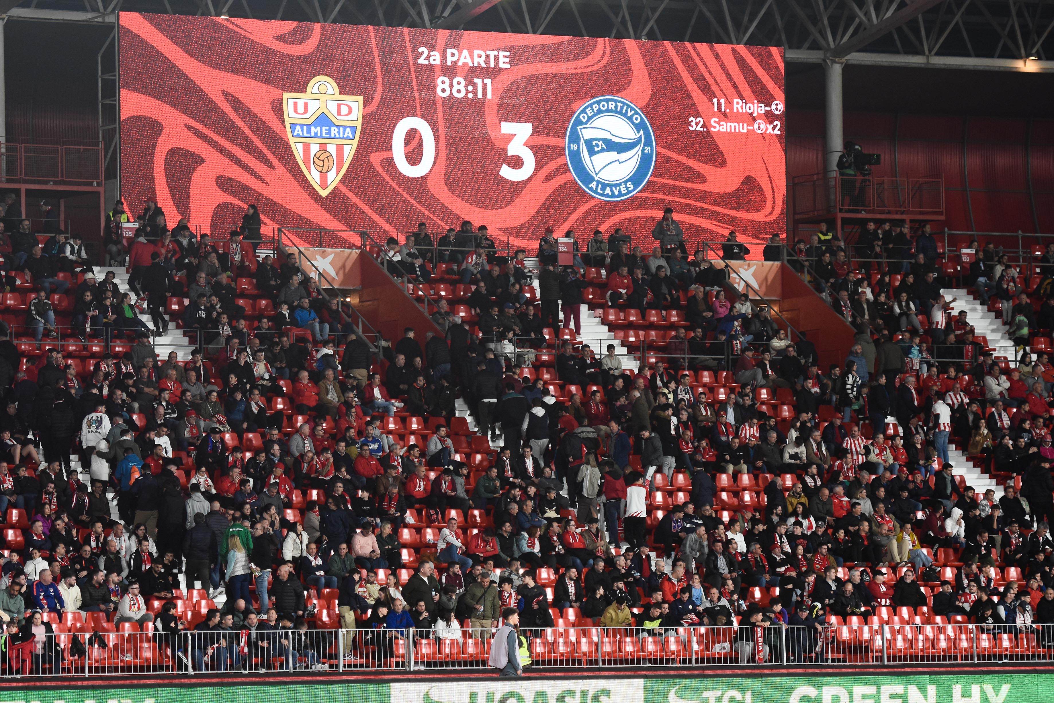 Una foto que resume un partido. La afición volvió a estar muy por encima de los futbolistas.